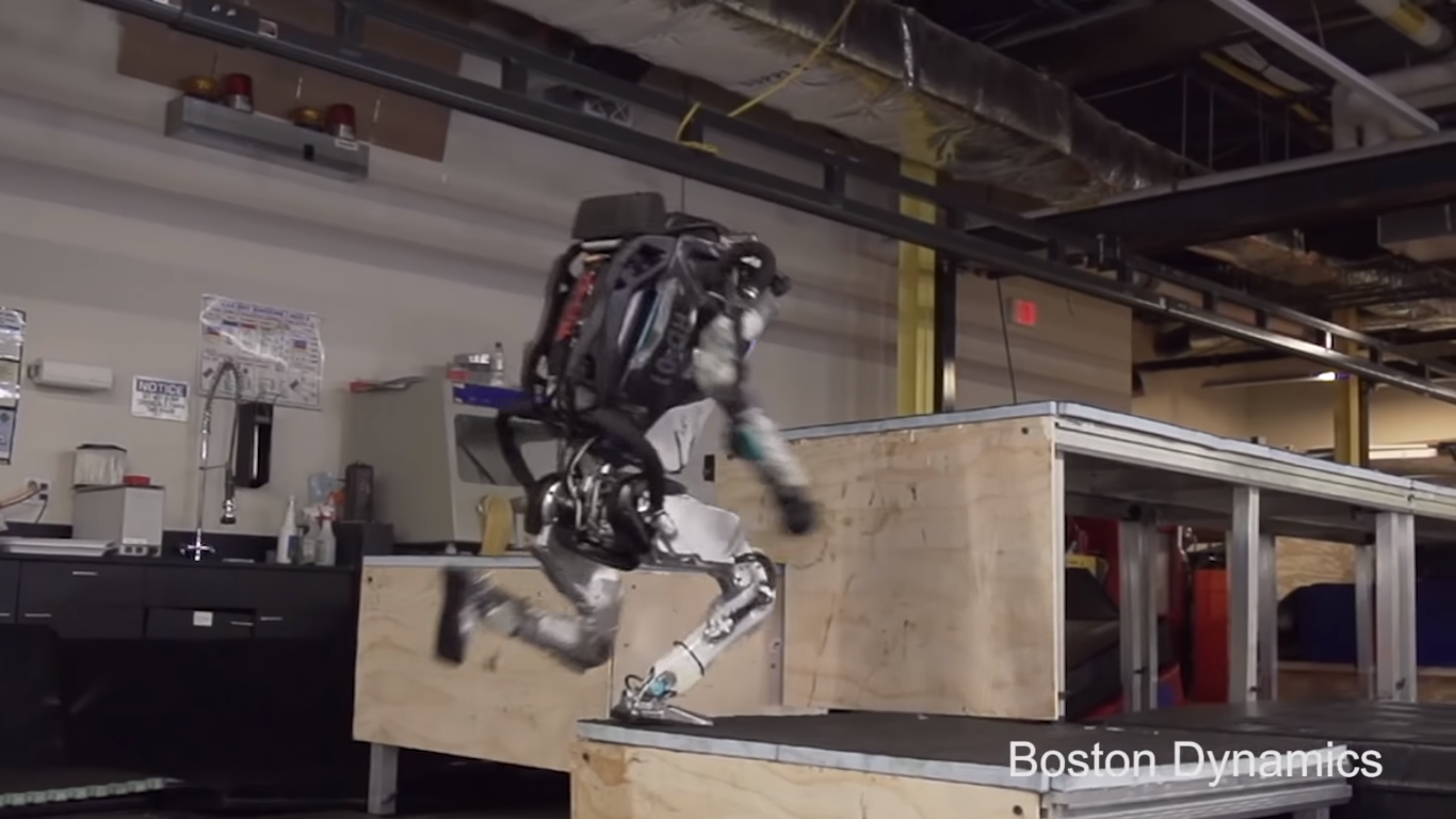 Atlas - robot Boston Dynamics biega i skacze na filmie