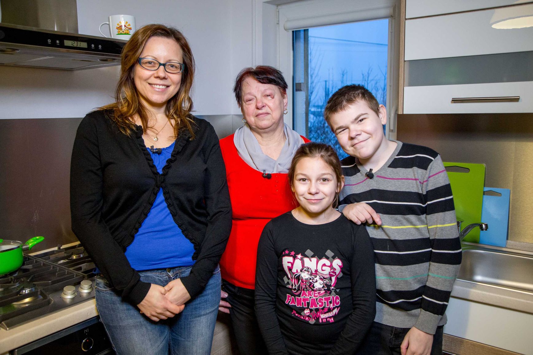 Bohaterką odcinka będzie pani Agnieszka która z dwójką dzieci mieszkała w połowie zniszczonego domu w małej wsi Ruda. Niestety, wraz z nią mieszka w tej chwili tylko córka Magda. Syn, szesnastoletni Mateusz, choruje na mukowiscydozę. Jedynym ratunkiem dla jego zniszczonych płuc był przeszczep. Operację udało się przeprowadzić w Wiedniu ale z powodu obniżonej odporności chłopiec nie może już wrócić do zagrzybionego domu i pokoju, który dzielił z siostrą. Rodzina została rozdzielona. Mateusz zamieszkał u dziadków W Warszawie. Sytuację może zmienić tylko kapitalny remont domu. Mieszkająca w drugiej połowie domu babcia zgodziła się oddać część swojego mieszkania na pokój dla chłopca, ale rodziny nie stać na remont. Katarzyna Dowbor z ekipą budowlaną spróbuje, w ciągu 5 dni całkowicie przebudować dom pani Agnieszki. Remont będzie kapitalny. Obejmie zarówno elewacje, która zostanie ocieplona, budynek dostanie także nowy dach i okna. W środku wyremontowane zostaną wszystkie instalacje, położone nowe podłogi, nie obejdzie się bez wyburzania ścian i całkowitej zmiany aranżacji pomieszczeń. Ekipa będzie musiała też poradzić sobie z zagrzybionymi ścianami. Zobaczcie jak udał się remont w galerii.