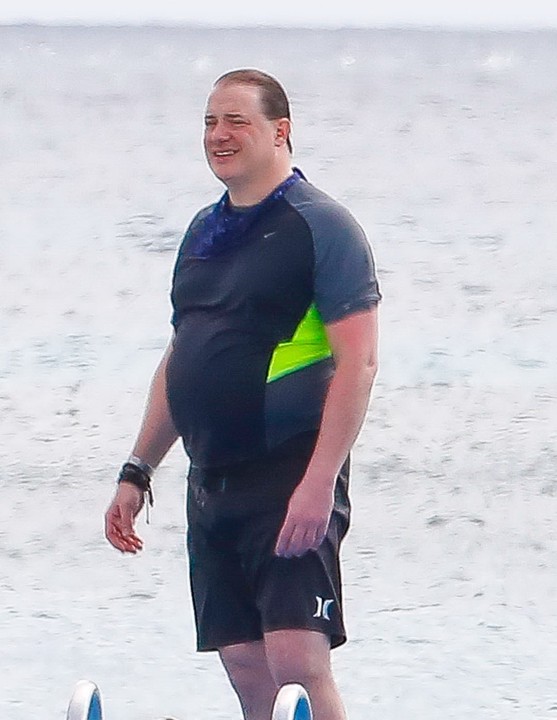 A 49 éves Brendan a napokban a karibi tengerparton pihent, szemfüles lesifotósok pedig meg is örökítették. A Kőbunkó vicces sztárja a képek tanúsága szerint alaposan megváltozott, hatalmas pocakot növesztett.