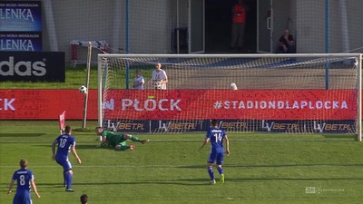 Wisła P. - Korona (2:0): Goście przejęli kontrolę na boisku. Dahne odbija na słupek piłkę po strzela Możdżenia