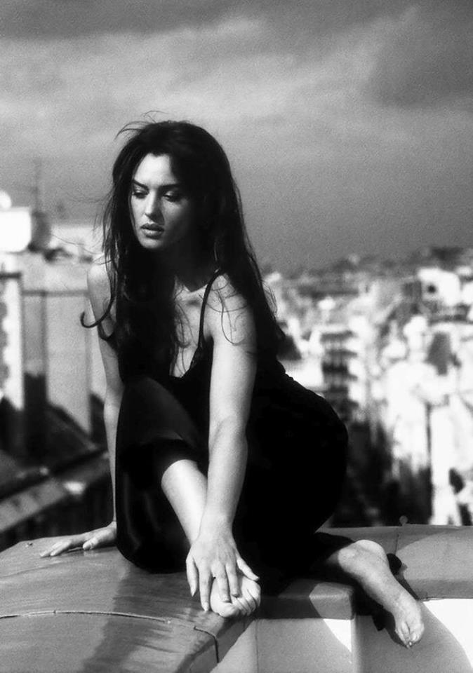 Bellucci to najstarsza aktorka, jaka kiedykolwiek grała amantkę u boku odtwórcy roli 007. Poprzedni rekord należał do Honor Blackman, która wystąpiła w