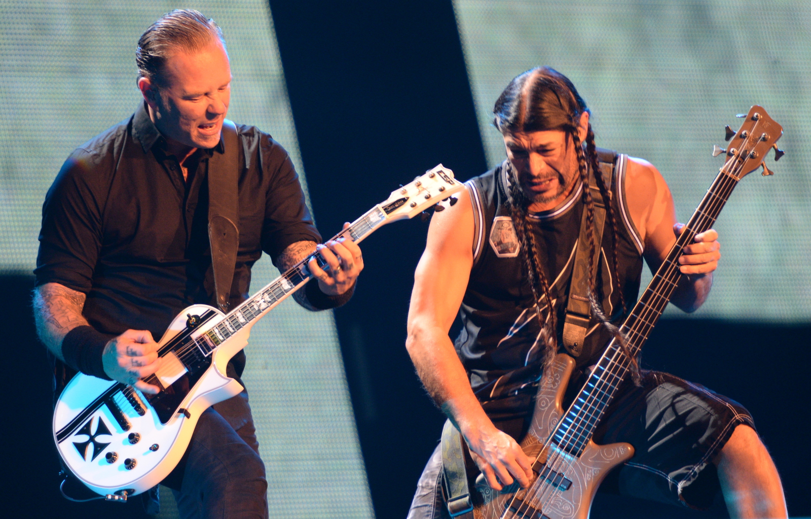 Jak zwykle specyficznym nisko osadzonym krokiem i sposobem grania popisywał się basista Robert Trujillo. Świetnie bawił się James Hetfield rozmawiający często z publiką. Solówkami sypał Kirk Hammett, energicznie w bębny walił Lars Ulrich