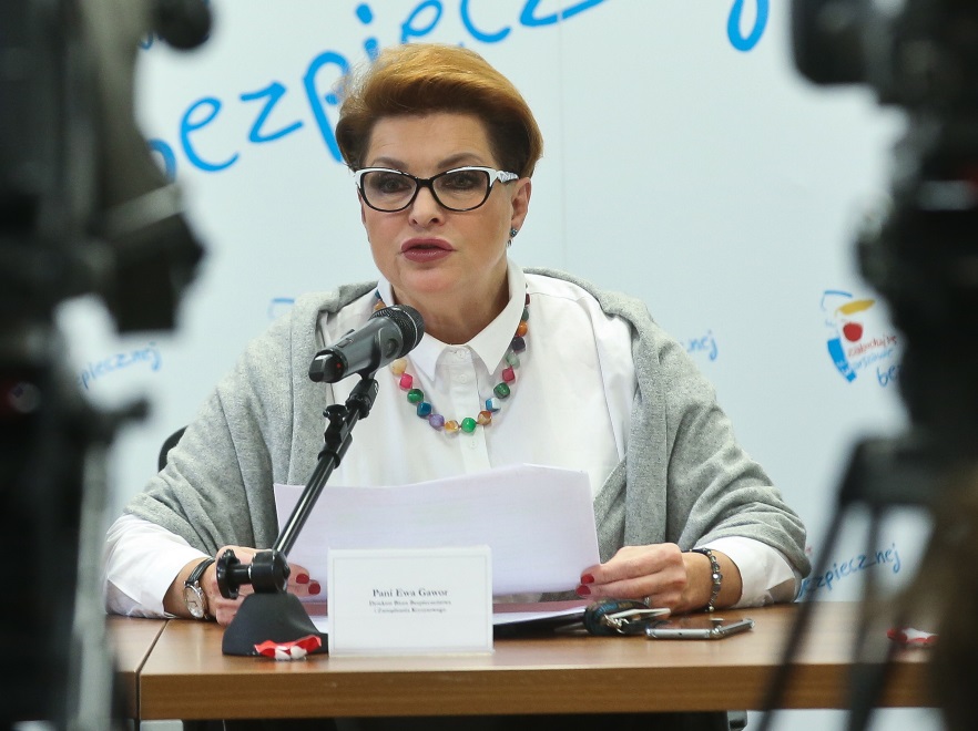 ... Jej stylizacja była elegancka, ale i bardzo na czasie. Śnieżnobiała bluzka idealnie komponowała się z szarym dzianinowym szalem, kolorowym naszyjnikiem i fantazyjnymi okularami oraz wyrazistym makijażem, ale...