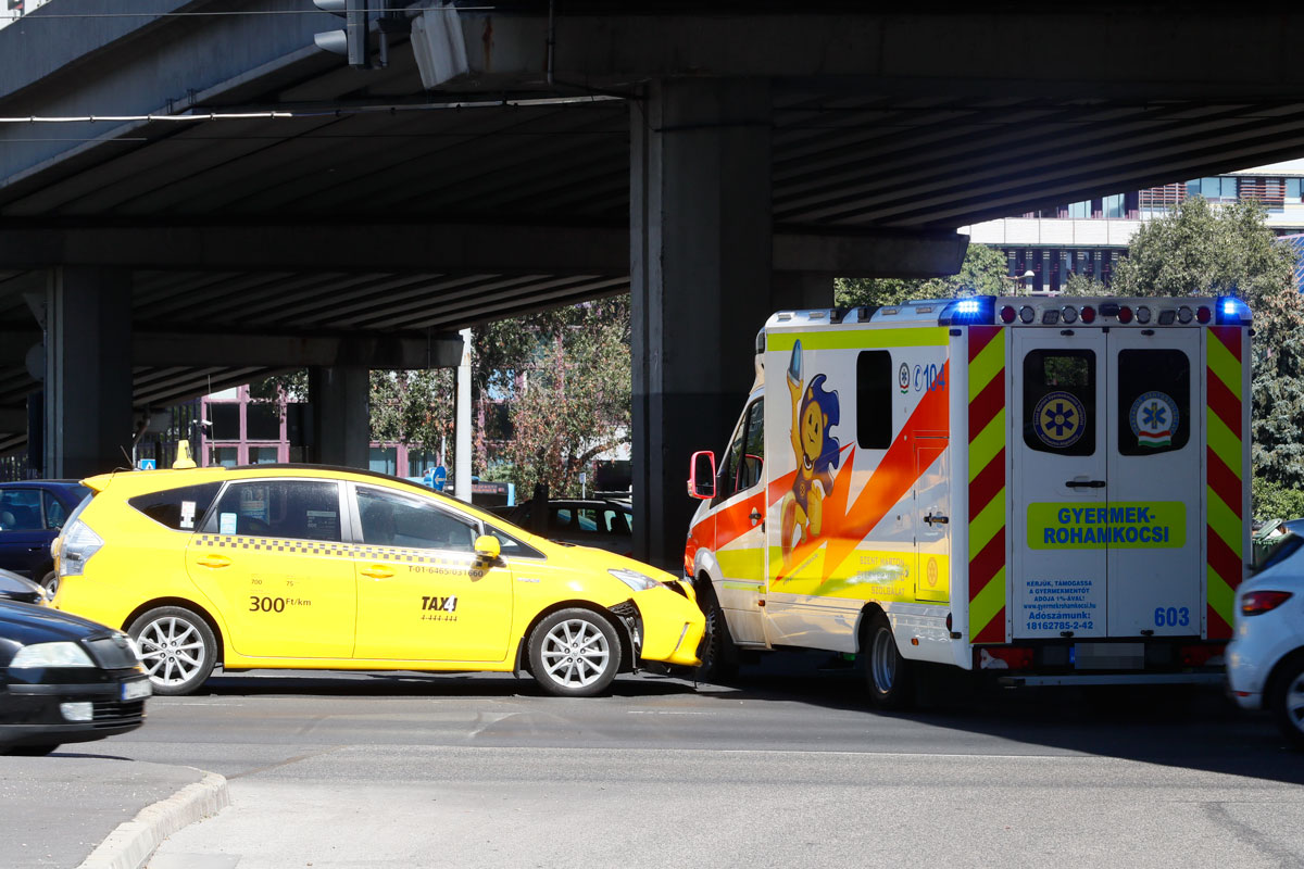 Szirénázó mentőautóval ütközött egy taxis az Árpád hídnál - Blikk