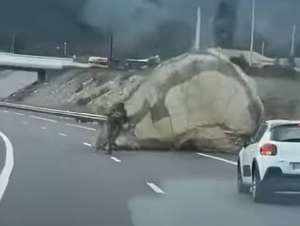 Véletlenül az autópályán landolt egy ejtőernyős katona – videó