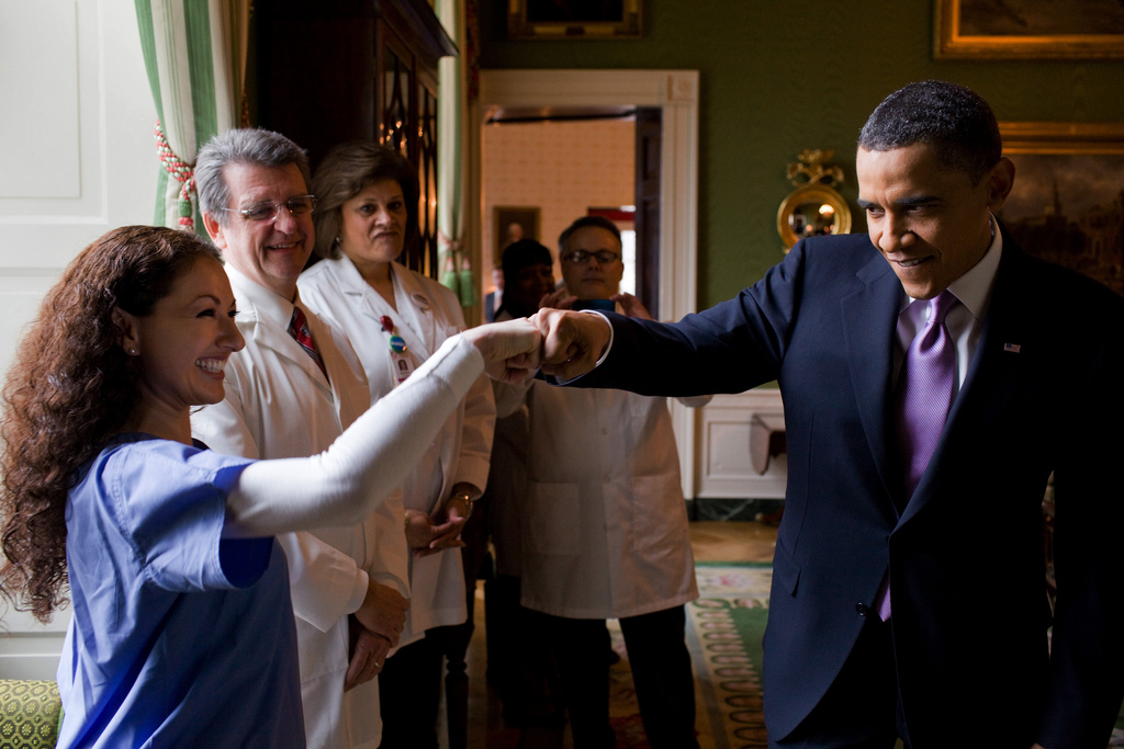3 marca 2010 roku, Biały Dom. Obama przybija