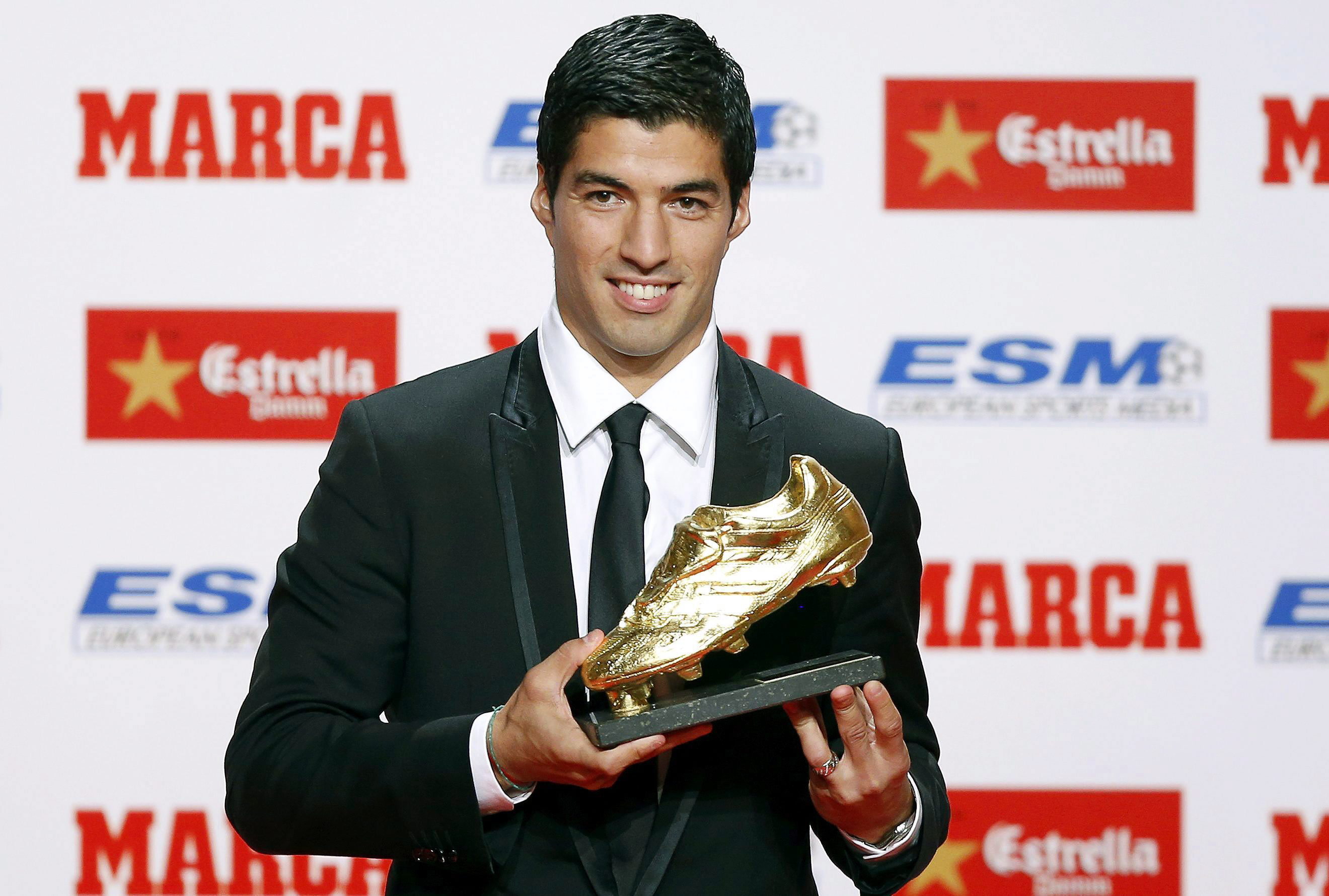 Luis Suarez w towarzystwie pięknej zony odebrał