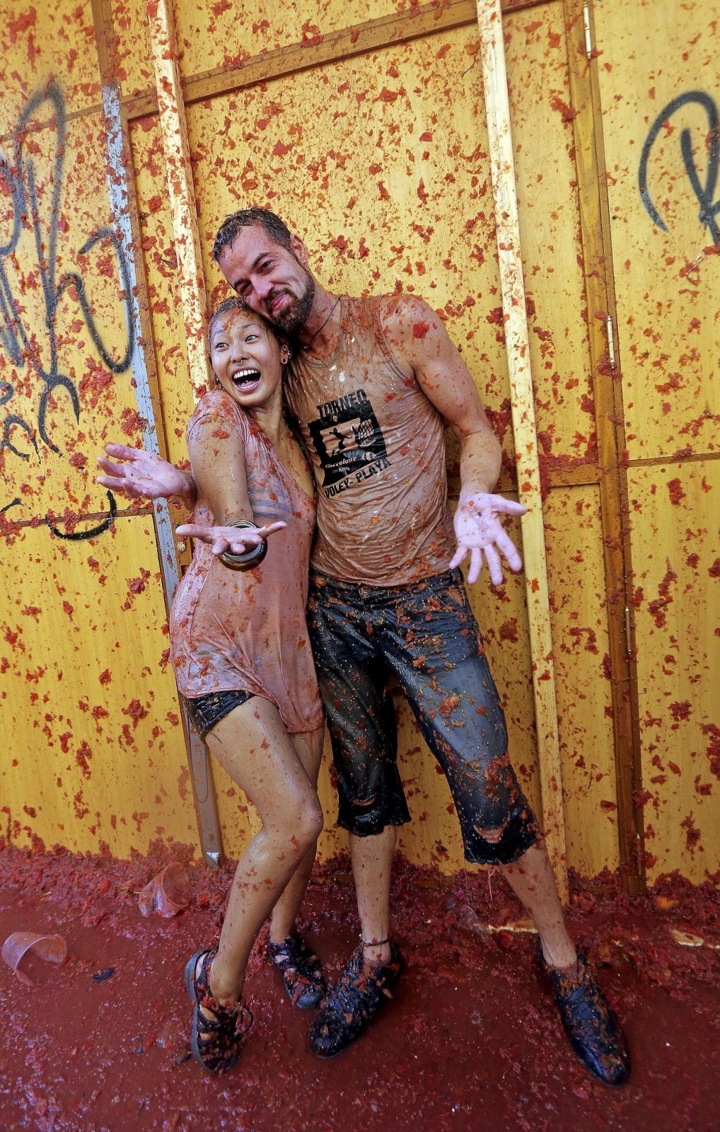 Mimo początkowego zakazu walk na pomidory wydanego przez lokalne władze, Tomatina z roku na rok zyskiwała coraz większą popularność, aż wreszcie w 1957 roku została oficjalnie zatwierdzona i stała się lokalną tradycją
