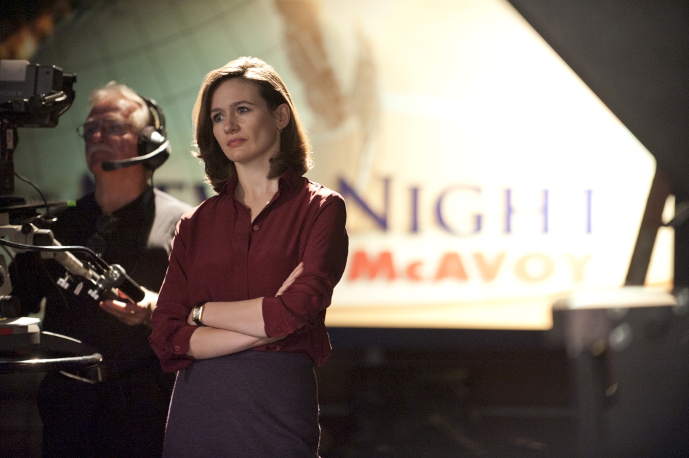 W serialu występują: Jeff Daniels (Will McAvoy), Emily Mortimer (Mackenzie McHale), Sam Waterston (Charlie Skinner), John Gallagher, Jr. (Jim Harper), Alison Pill (Maggie Jordan), Thomas Sadoski (Don Keefer), Olivia Munn (Sloan Sabbith), Dev Patel (Neal Sampat), Margaret Judson (Tess Westin), Adina Porter (Kendra), Chris Chalk (Gary Cooper), Wynn Everett (Tamara Hart), Thomas Matthews (Martin), David Harbour (Elliot Hirsch).