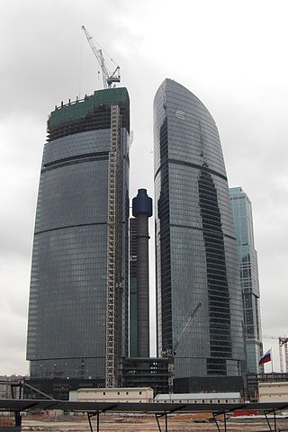Budowa rozpoczęła się w 2003 roku, ale na przeszkodzie stanęły: kryzys finansowy, który przypadł na lata 2007-2009; w efekcie prace stanęły nawet na kilka miesięcy, a także pożar, który wybuchł w 2012 roku. Choć wybuchł na 67 piętrze, to objął także dwa niższe piętra. Teraz kompleks ma zostać oddany do użytku.