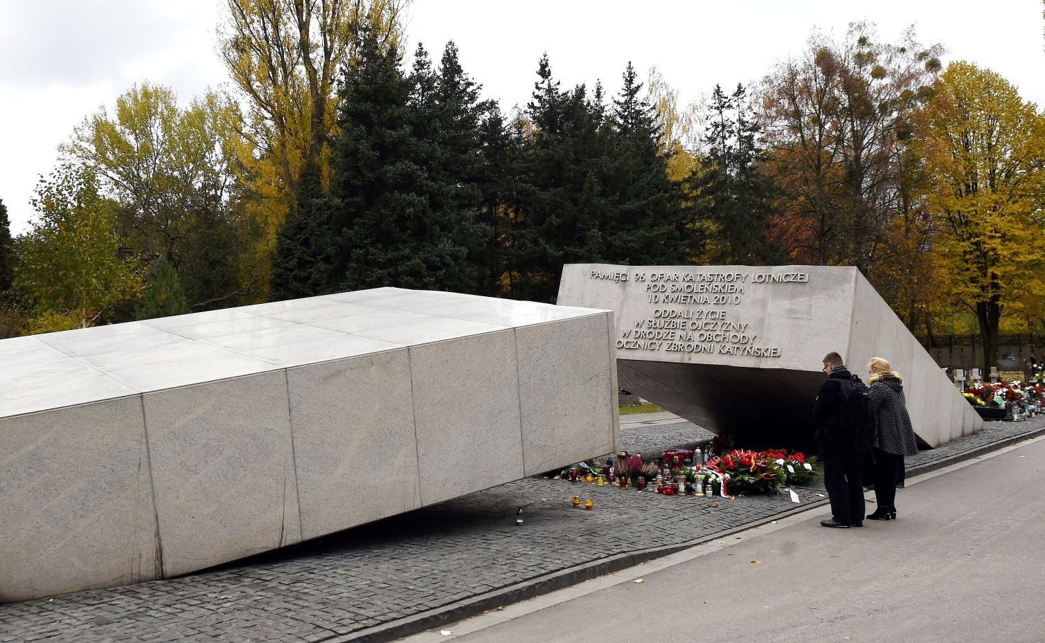 W kwaterze smoleńskiej na warszawskich Powązkach znajdują się nagrobki 28 osób. Są to: gen. Andrzej Błasik, gen. Franciszek Gągor, Grażyna Gęsicka, gen. Kazimierz Gilarski, Przemysław Gosiewski, ppłk Robert Grzywna, Mariusz Handzlik, ks. Roman Indrzejczyk, kpt. Paweł Janeczek, Dariusz Jankowski, Natalia Januszko, Mariusz Kazana, Janusz Krupski, Wojciech Lubiński, Barbara Maciejczyk, Barbara Mamińska, Stefan Melak, ppor. Andrzej Michalak, mjr Dariusz Michałowski, Stanisław Mikke, por. Piotr Nosek, Andrzej Przewoźnik, Sławomir Skrzypek, Władysław Stasiak, ppor. Jacek Surówka, Aleksander Szczygło, Jolanta Szymanek-Deresz i Izabela Tomaszewska. <BR><BR> W monument wkomponowana jest również tablica przykrywająca urnę z prochami szczątków odnalezionych na miejscu katastrofy po zakończeniu pogrzebów. Zawiera prochy 12 osób.