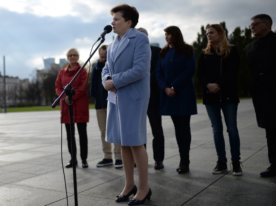 ... ten krój powiększał sylwetkę - szczególnie, że został zapięty na wszystkie guziki, a tak nie powinno się stać! Tego rodzaju okrycie powinno pozostać rozpięte, żeby wyglądało lekko, zgrabnie i odrobinę nonszalancko. Zgadzacie się?