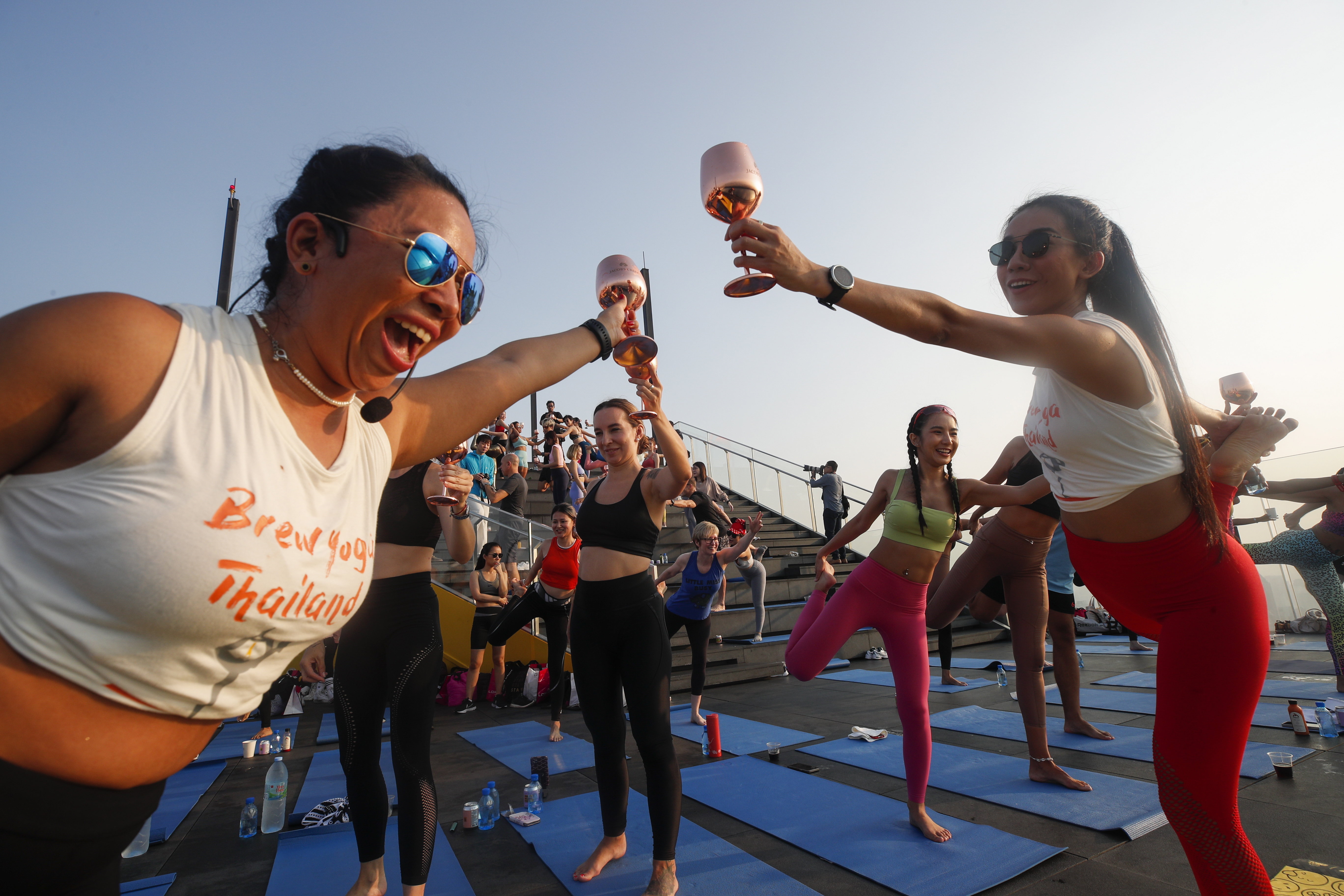 Jóga borospohárral a kézben egy felhőkarcoló tetején: magasélet, a hölgyek is nagyon élvezik - galéria