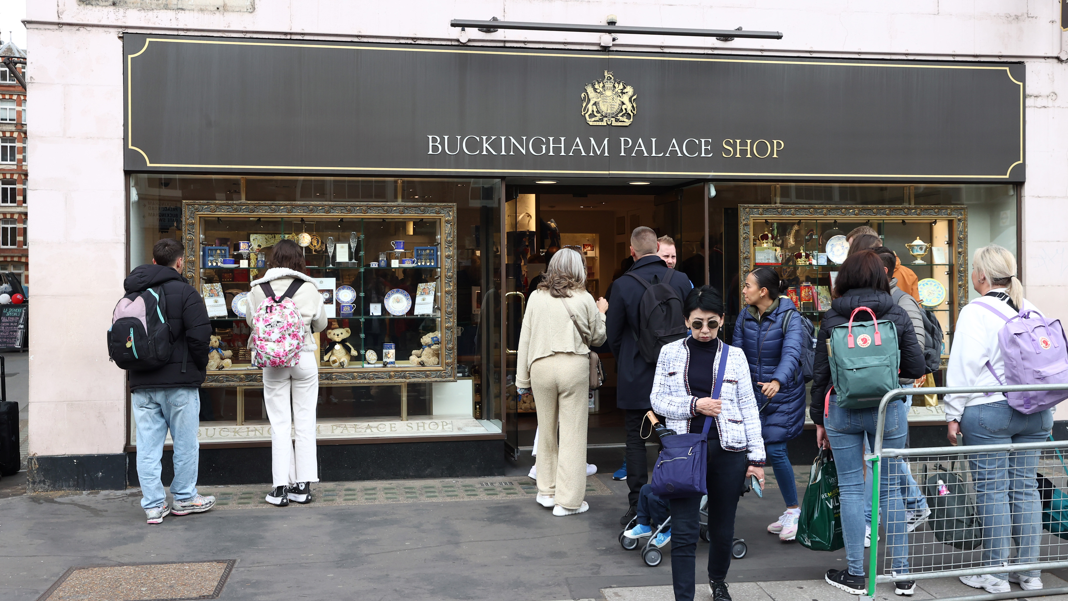 Nézzen szét velünk Londonban, egy nappal a koronázás előtt: két fontos dologra jöttünk rá a Buckingham-palota környékén beszélgetve az emberekkel - fotók