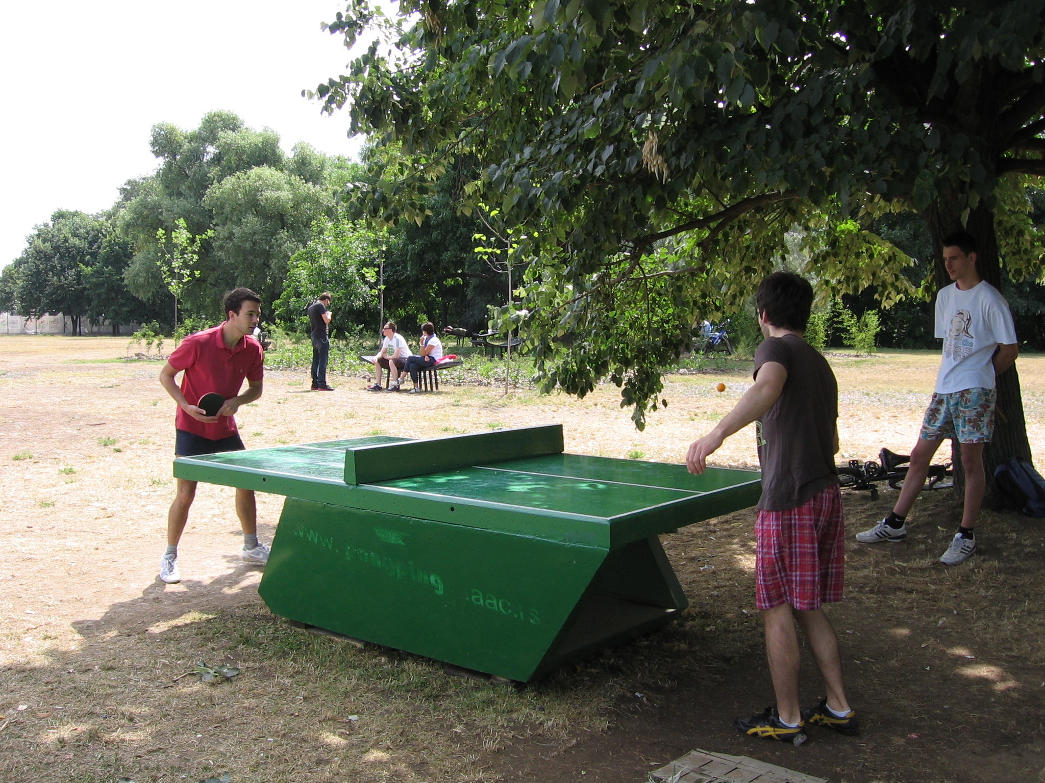 Betonski stolovi za stoni tenis na 10 javnih lokacija