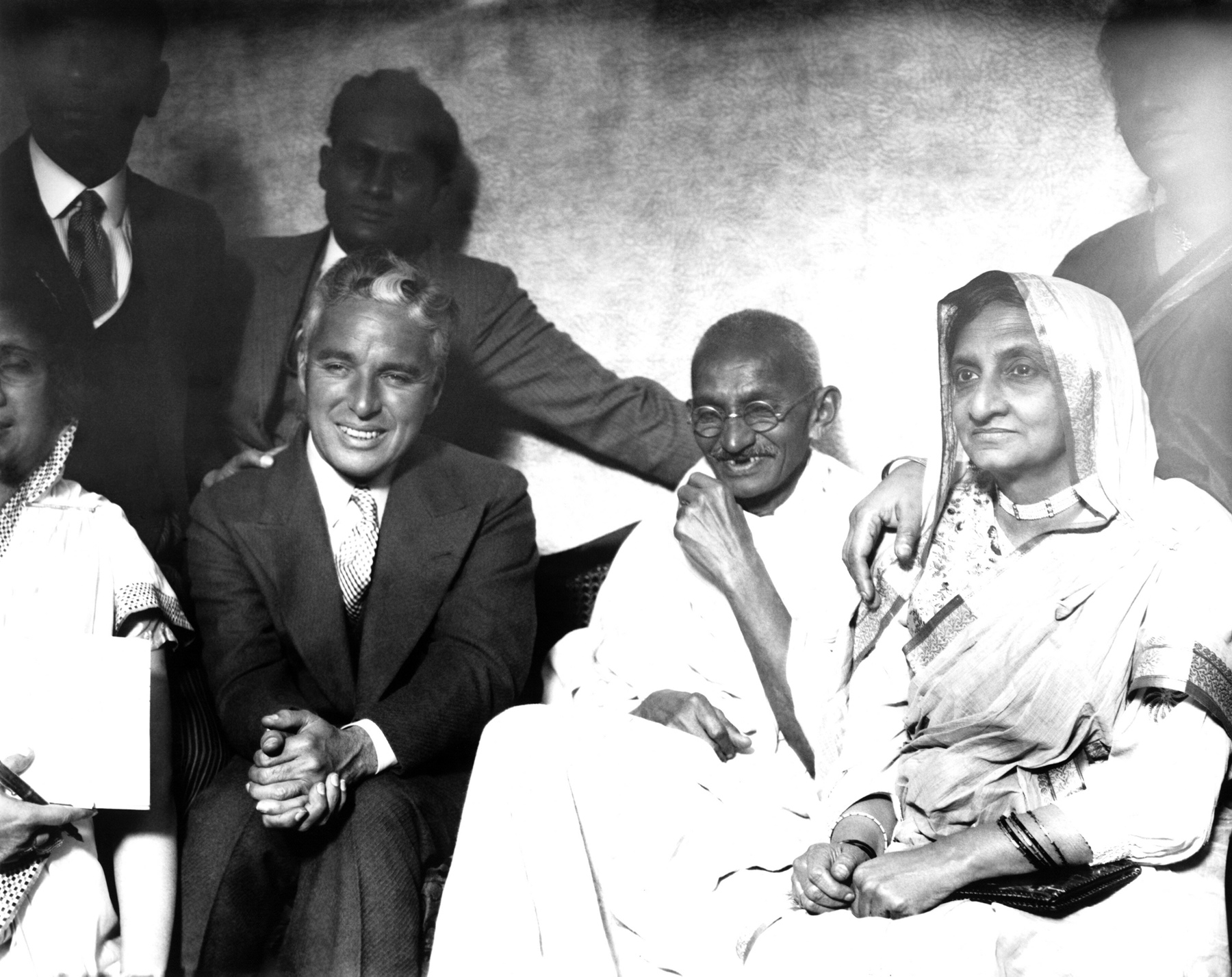 Spotkanie Charliego Chaplina z Mahatmą Gandhim podczas podróży aktora do Indii, ok. 1930 r.