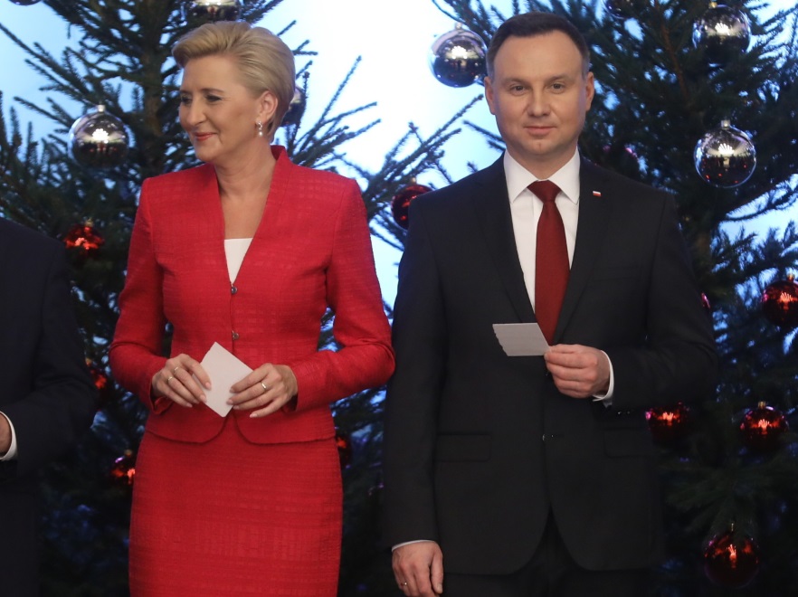 ... Dla małżonki prezydenta była to okazja do zaprezentowania się w innym, niż zwykle uczesaniu. Uniesiona grzywka wyglądała nowocześnie i elegancko jednocześnie...