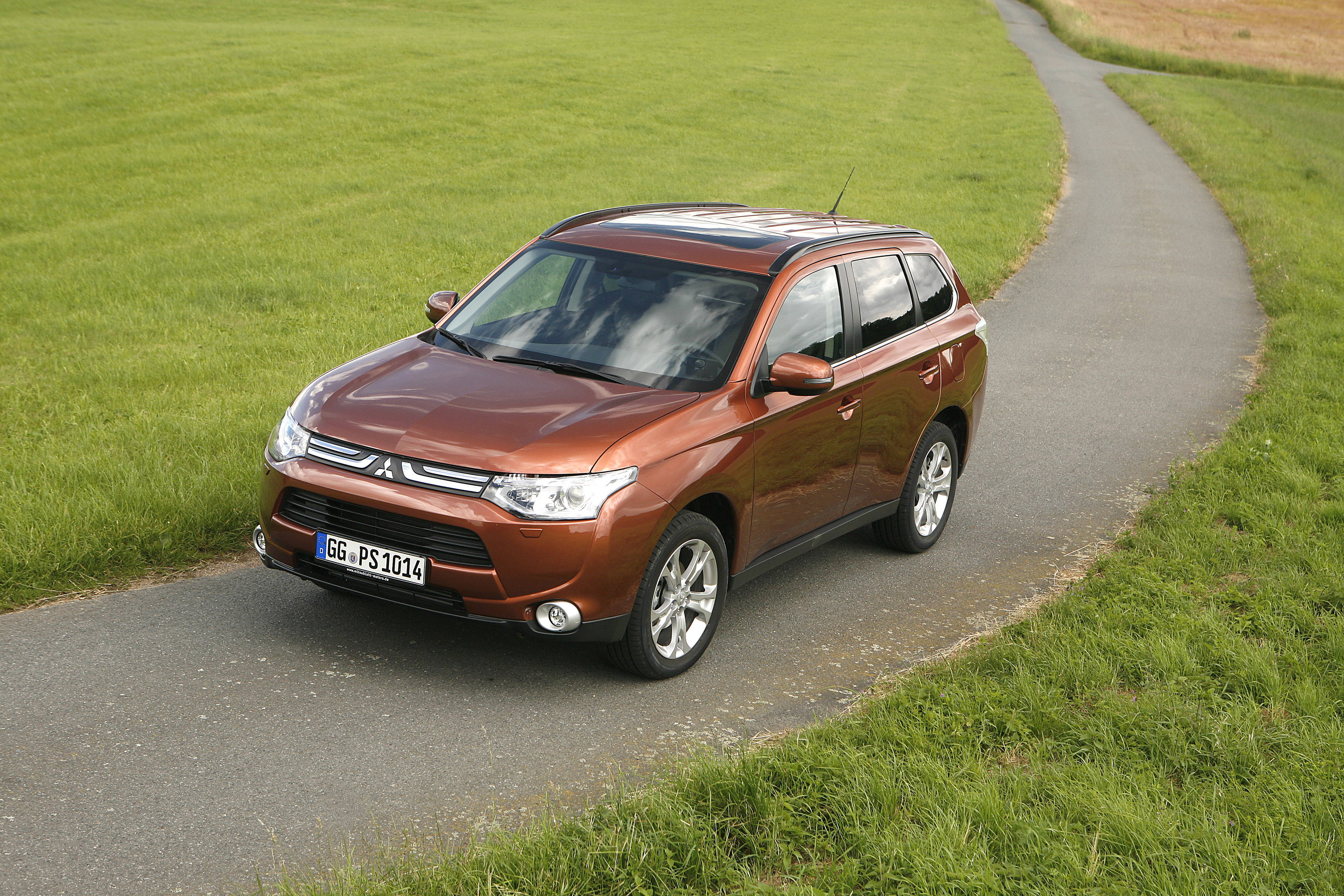 Co ciekawe w 2013 roku w Europie pojawi się - zdaniem Japończyków prawdziwa rewolucja z napędem 4x4 - outlander P-HEV, czyli SUV w wersji hybrydowej