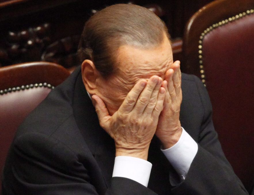 Silvio Berlusconi, były premier Włoch, zakrywa twarz dłońmi w czasie głosowania nad uchyleniem immunitetu członkowi jego partii, oskarżanemu o korupcję; lipiec 2011