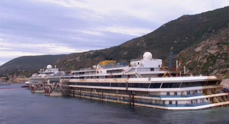 Costa Concordia podtrzymywana jest przez ogromny stelaż przymocowany do dna, tak aby nie zatonęła po ustawieniu do pionu. źródło: Reuters