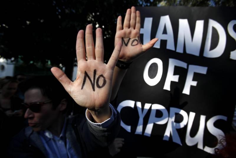 protesty Cypr transparent rece, fot. AP PhotoPetros Karadjias