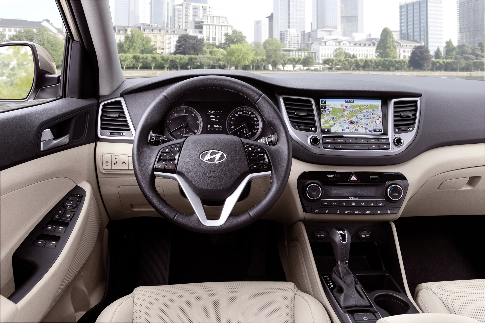 Także w kabinie tucson przypomina większego santa fe. Producent twierdzi, że nowy SUV został bogato wyposażony. Rozstaw osi został nieznacznie rozciągnięty - z 2640 mm w ix35 do 2670 mm w nowym modelu. W efekcie wnętrze stało się bardziej przestronne. Bagażnik - 513 l (ix35 - ok. 590 l).
