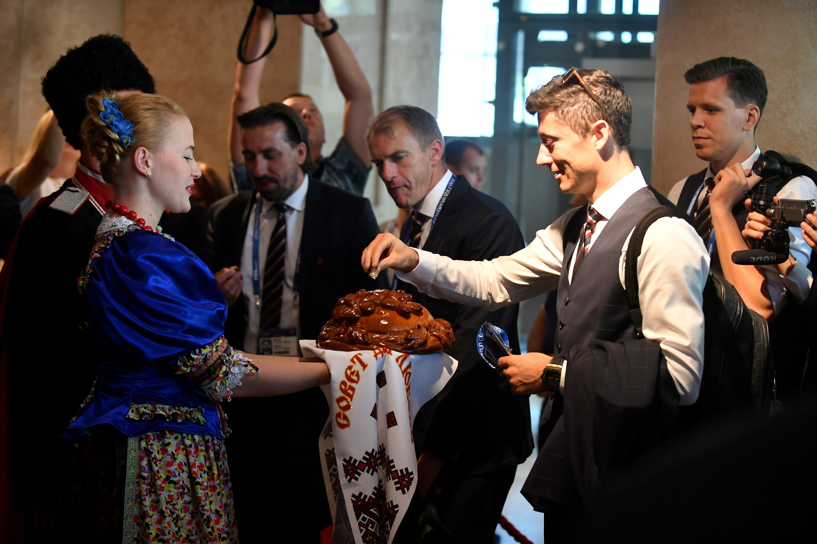 Robert Lewandowski (2P) i Wojciech Szczęsny (P) witani w hotelu Hyatt Regency