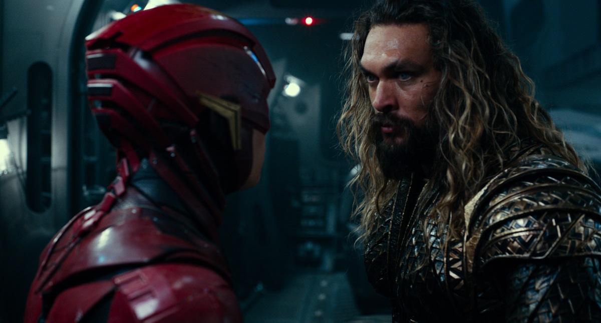 Ezra Miller i Jason Momoa w filmie
