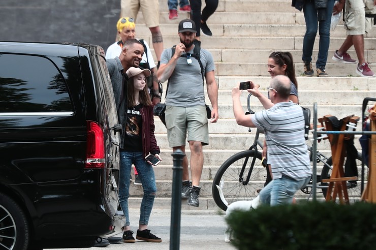 A forgatás után boldogan szelfizett a rajongóival. Fiatalabbakkal és idősebbekkel is.