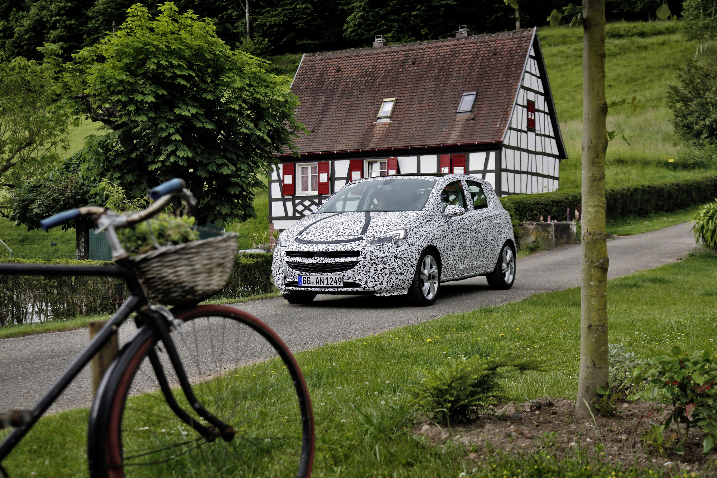 Przypominamy, że corsa jest oferowana na rynku od 2006 roku. W Niemczech ten model Opla jest najpopularniejszym autem w segmencie małych samochodów. Polscy kierowcy w ciągu 5 miesięcy 2014 roku szukając nowego auta klasy B także najczęściej wybierali corsę - od stycznia do końca maja 2195 sztuk trafiło w ręce osób prywatnych (auta sprzedane nie na firmę). <em>Szczególnie cieszy duże zainteresowanie Oplem klientów indywidualnych. Potwierdzeniem popularności Opla wśród tej grupy klientów jest wysokie drugie miejsce corsy oraz trzecie miejsce astry w rankingu sprzedaży w maju. Dzięki temu m.in., Opel zajął w ostatnim miesiącu drugie miejsce w ogólnym rankingu sprzedaży samochodów osobowych w Polsce (/em>- powiedział Wojciech Mieczkowski, dyrektor generalny GM Poland.
