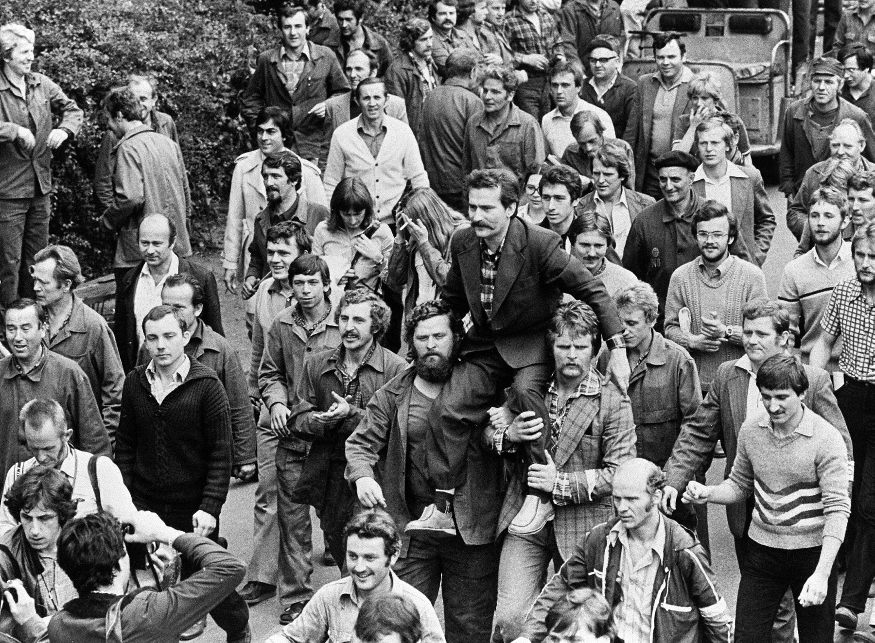 Lech Wałęsa, przywódca strajku w Stoczni Gdańskiej im. Lenina, niesiony na ramionach strajkujących stoczniowców, Gdańsk, 30 sierpnia 1980 r.