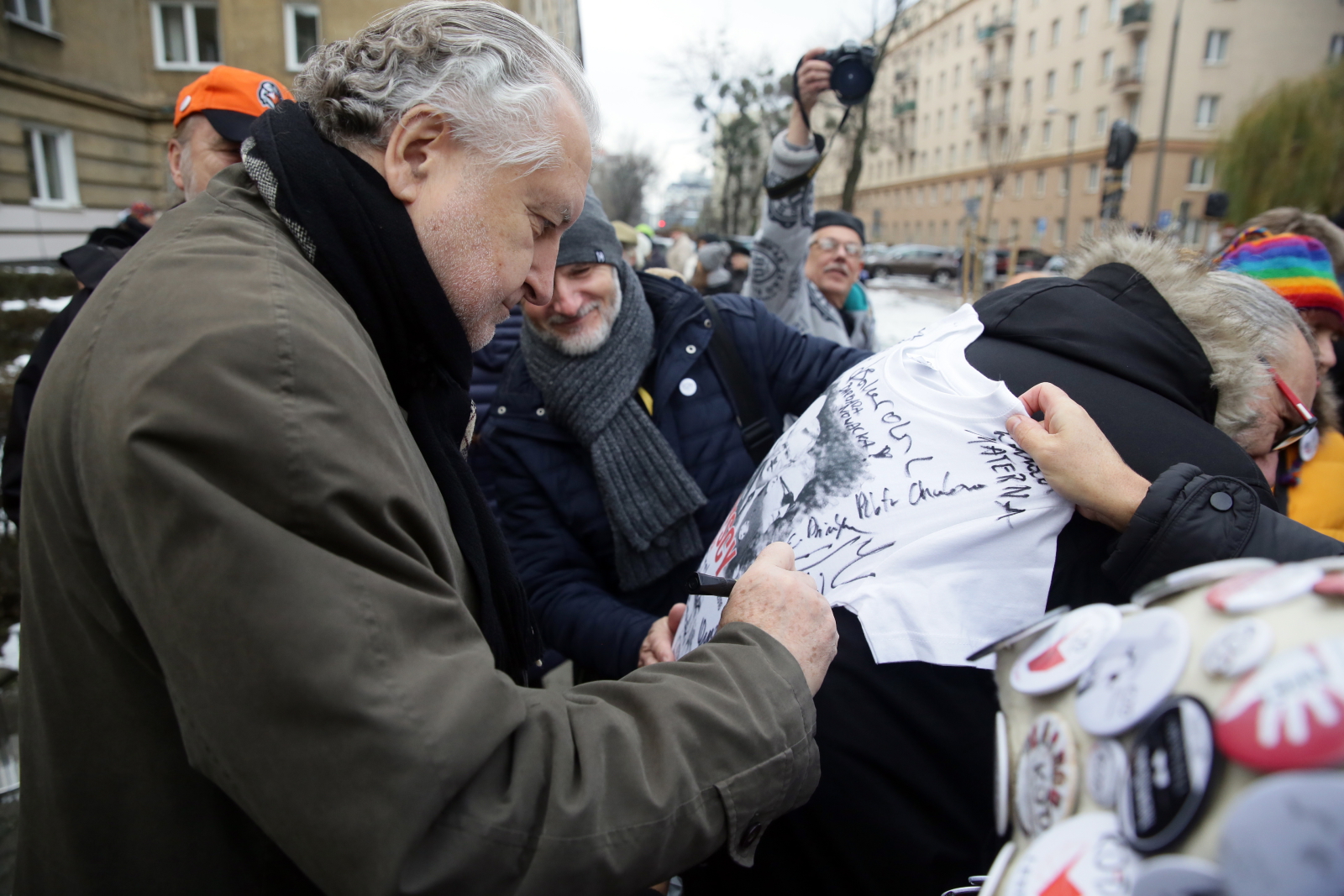 O nadaniu skwerowi imienia Bartoszewskiego zdecydowała 20 października Rada Warszawy. Jak napisano w uzasadnieniu uchwały, nadanie skwerowi imienia Bartoszewskiego jest realizacją wniosku grupy ponad trzech tysięcy mieszkańców.
