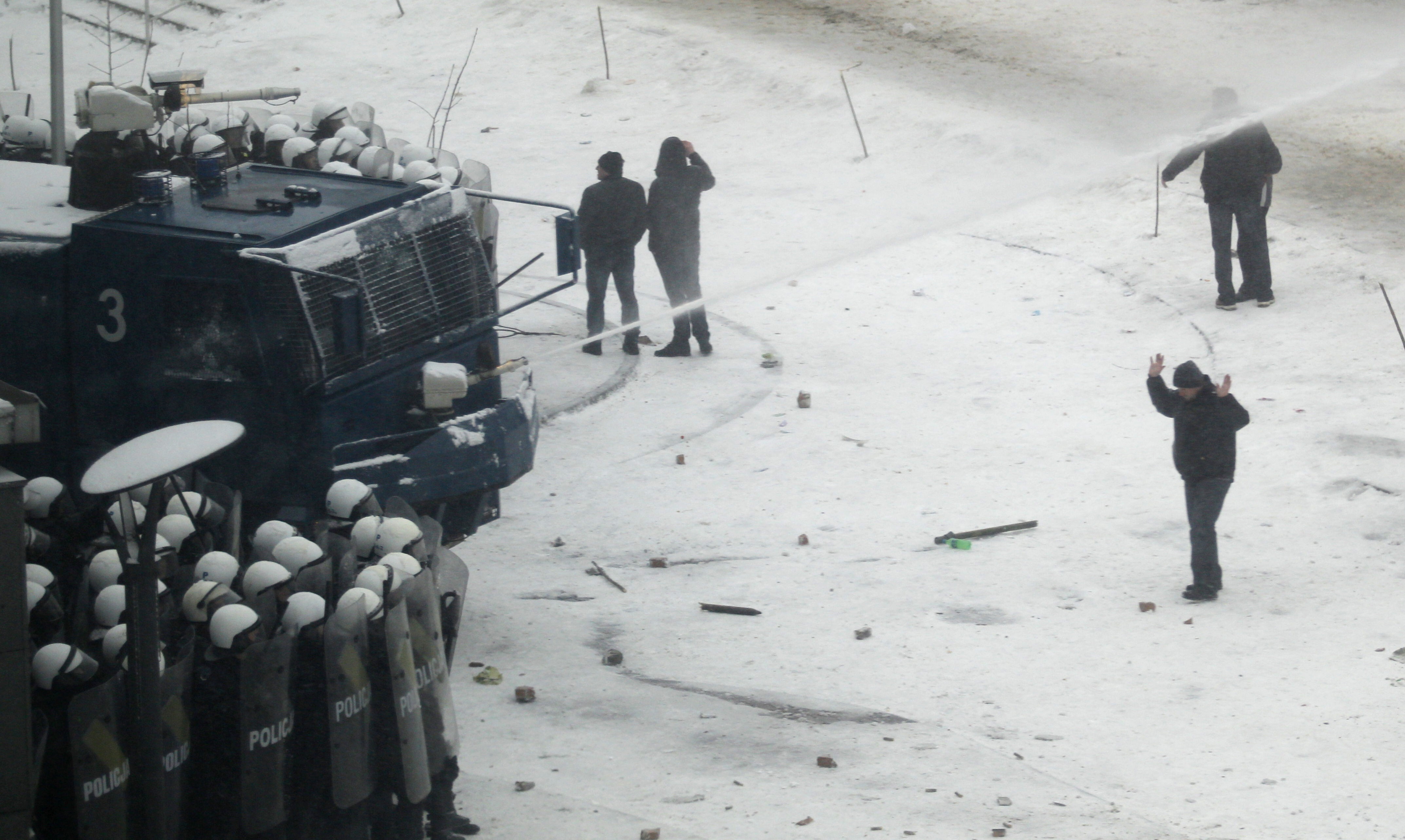 Z kolei śląska policja twierdzi, że interwencja była spowodowana koniecznością opanowania sytuacji. Podinspektor Andrzej Gąska powiedział IAR, że funkcjonariusze wkroczyli po ataku, jaki przeprowadzili na nich związkowcy. Policjanci podjęli interwencję, w momencie kiedy w ich stronę poleciały fragmenty płyt chodnikowych, które były rozbijane przez najbardziej agresywnych napastników - powiedział Andrzej Gąska, dodając, że w kierunku funkcjonariuszy rzucano śrubami, kamieniami i kawałkami desek. Przyznał, że użyto gazu obezwładniającego, broni gładkolufowej i armatki wodnej.