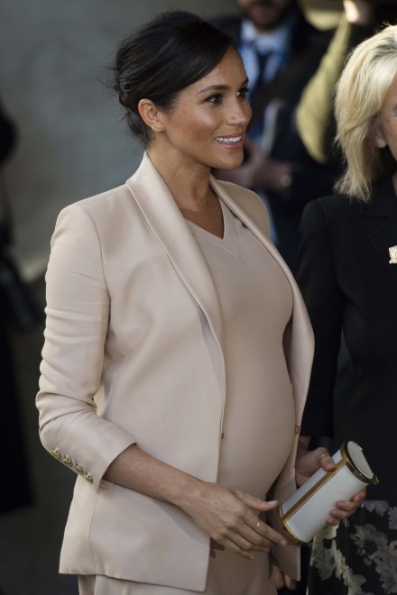 ... Internauci krytykują ją przede wszystkim za to, że była zbyt mocno dopasowana i niekorzystnie eksponowała ciążowe kształty małżonki księcia Harry'ego...