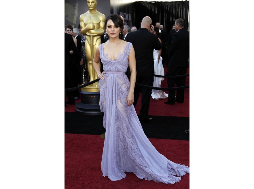 Mila Kunis w liliowej sukni Elie Saab. W tym sezonie marka bierze przebojem czerwone dywany