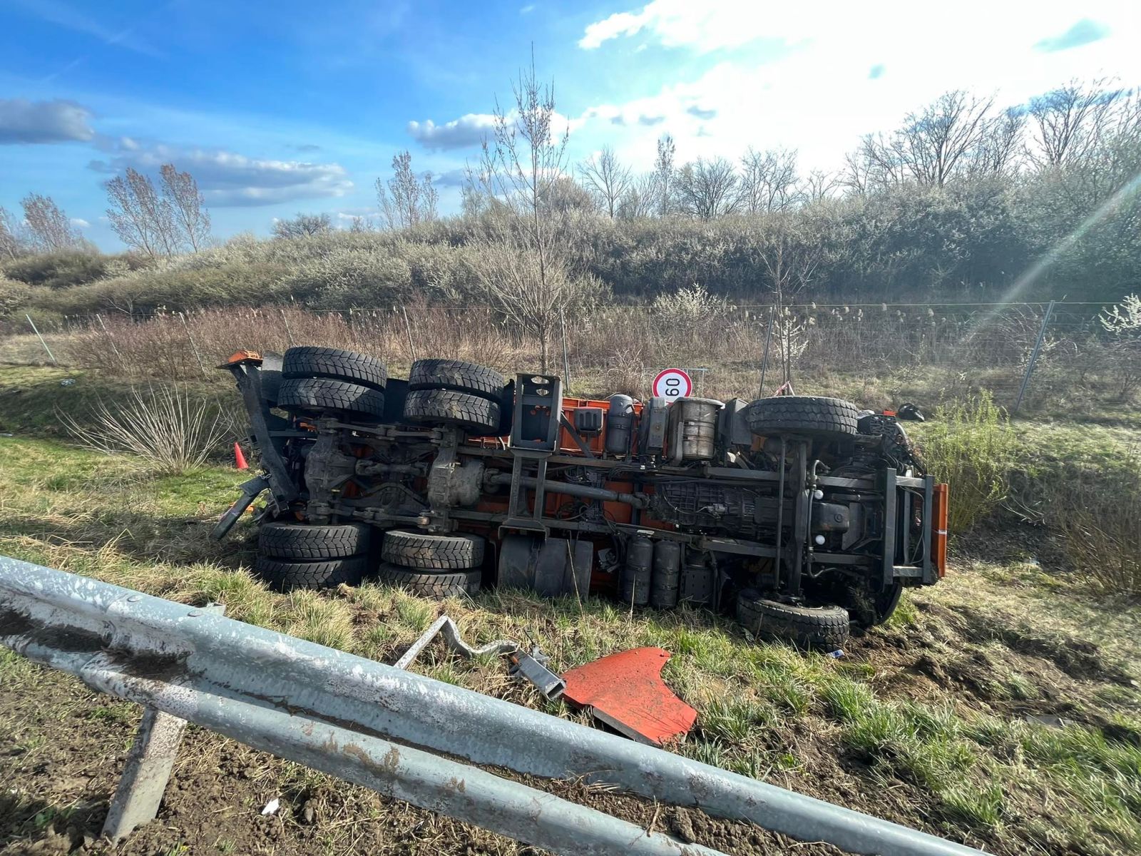 Horrorbaleset Szegednél: külföldi kamionos lökte árokba a pályafenntartó autót a sztrádáról, meghalt a közútkezelő - drámai fotók a tragédiáról