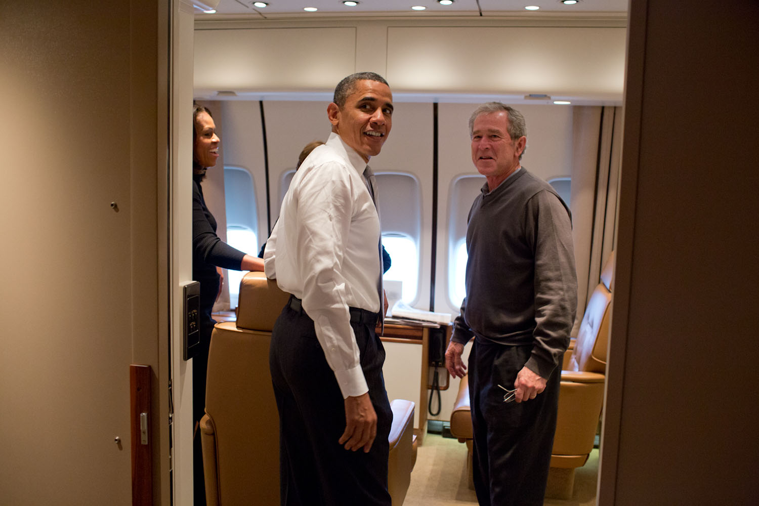 9 grudnia 2013 roku, prezydencki samolot Air Force One. Pete Souza uchwycił moment, kiedy obecny prezydent i były - George W. Bush - śmieją się z żartu. Jakiego, tego już nie uchwycił...