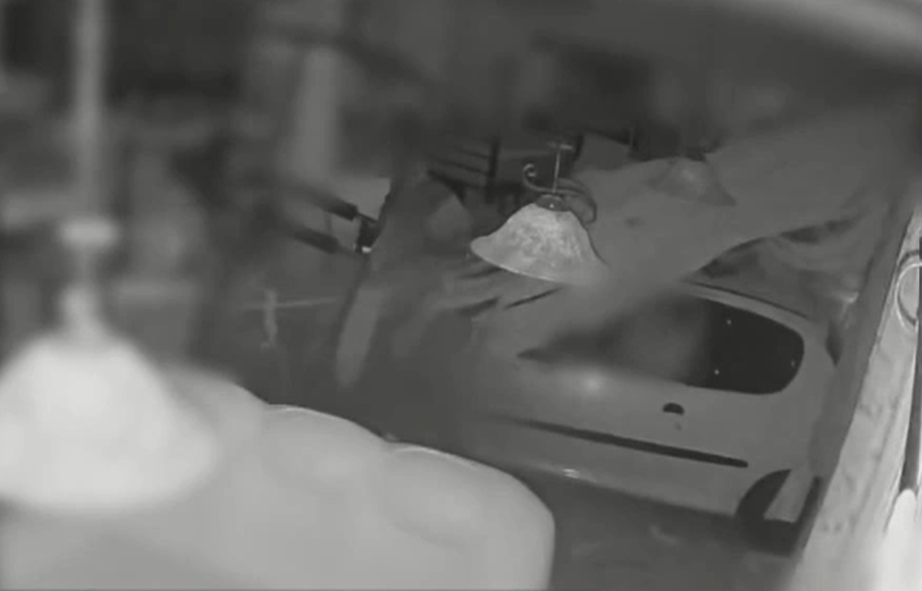 „Semmire nem emlékszem, úgyhogy nem tudom tagadni” – Elnézést kért a sofőr, aki bemindenezve csapódott egy vendégházba Zalaegerszegen – videó