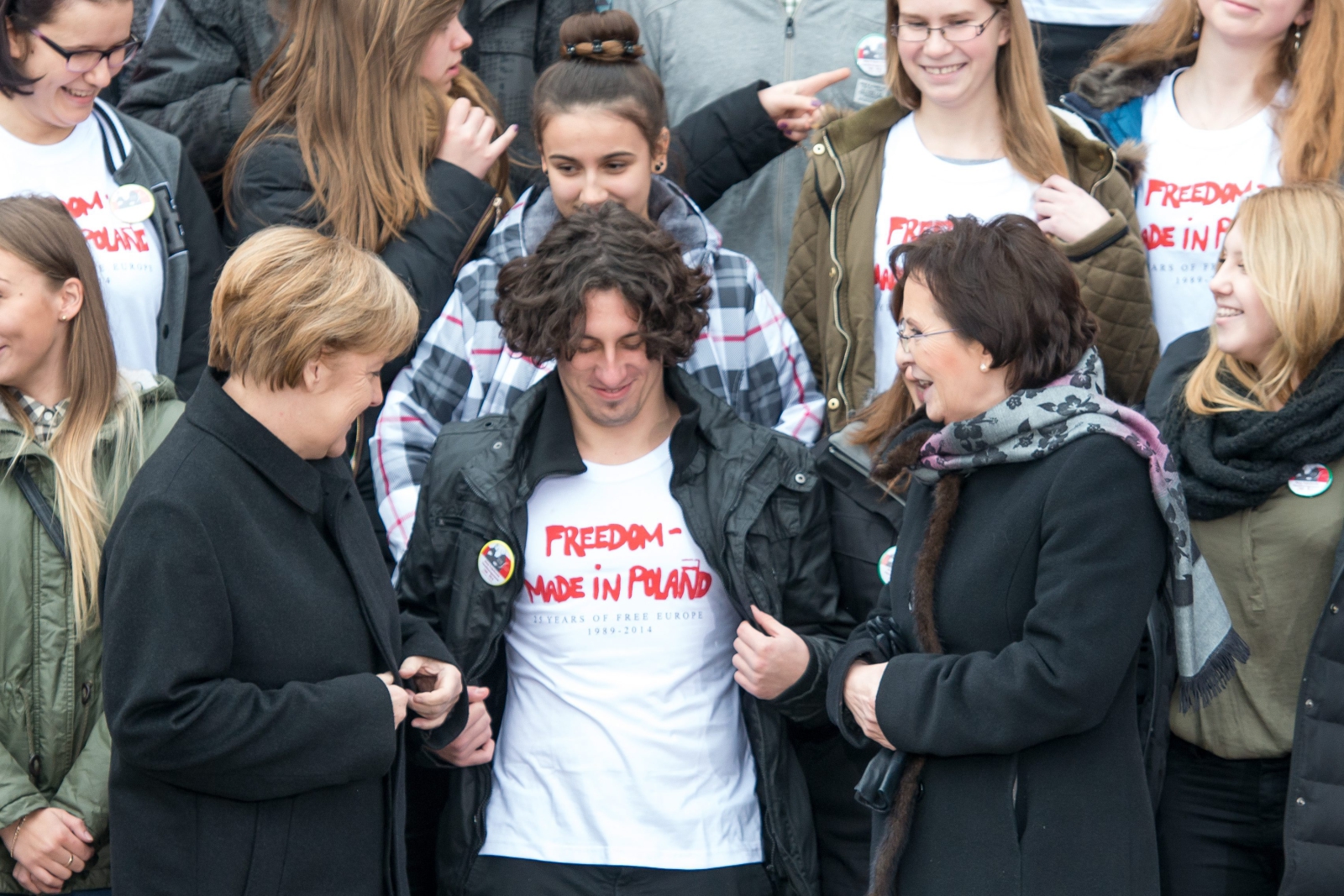 Premier Ewa Kopacz i kanclerz Niemiec Angela Merkel wśród młodzieży, podczas zwiedzania wystawy
