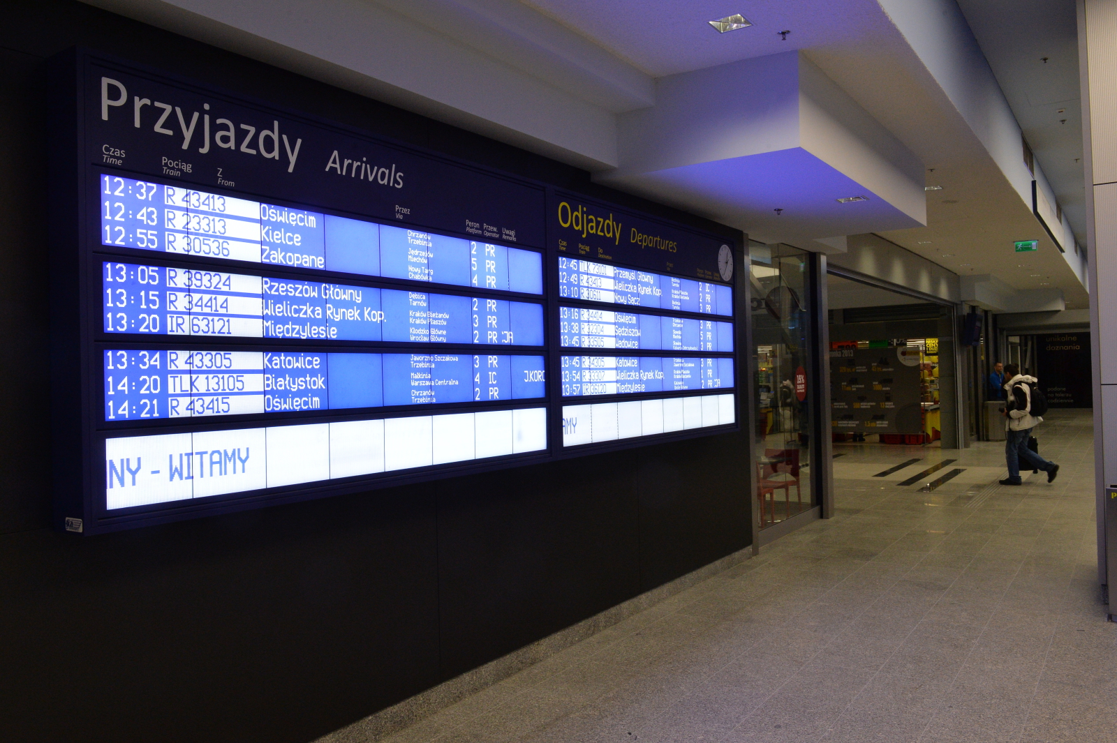 1,5 hektara podziemi zostało zabudowane 50 stoiskami komercyjnymi: restauracjami, kawiarniami, marketami, a nawet księgarnią