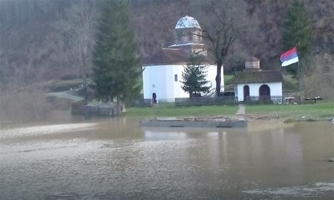 ДРАМА КОД ВАЉЕВА Вода продрла у порту манастира, верници у СТРАХУ