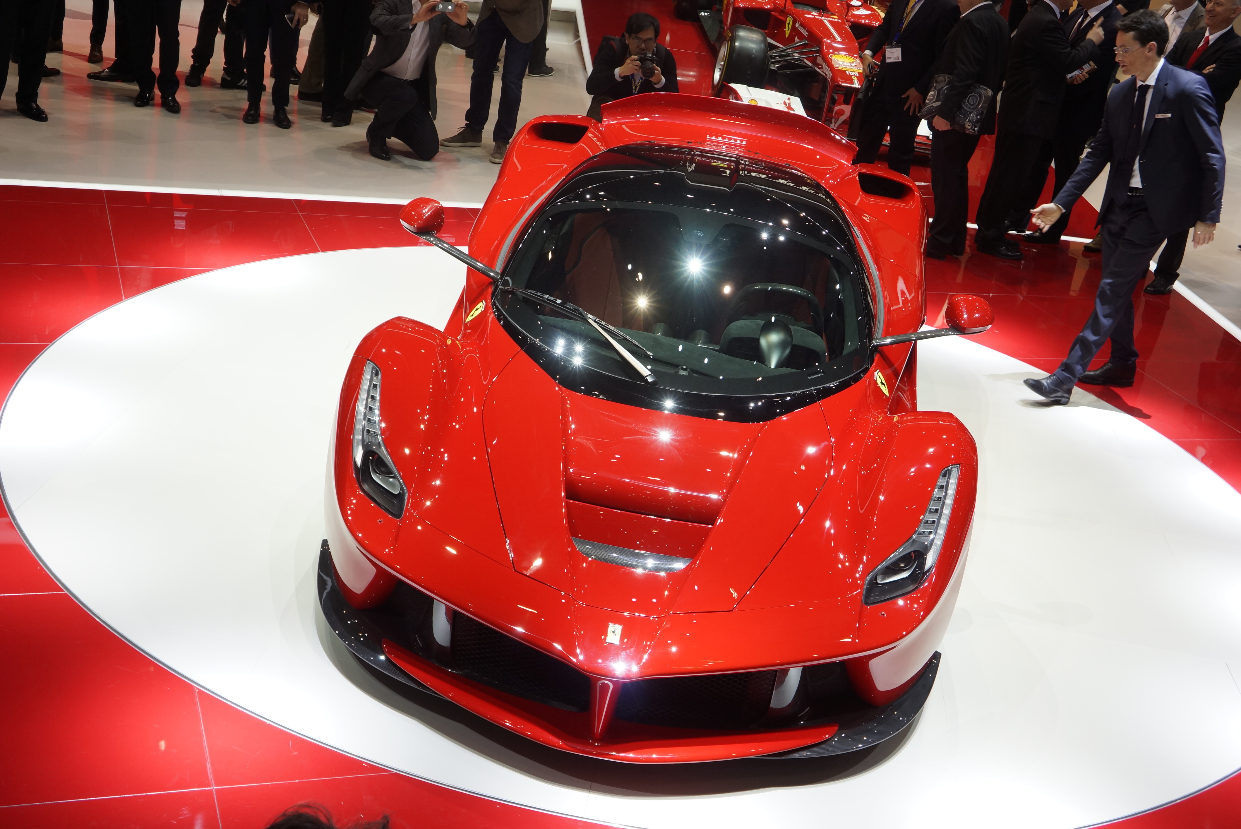 Zacznijmy od tego, że pod karoserią LaFerrari pracuje układ… hybrydowy. Pierwsze skrzypce gra spalinowy i ryczący widlasty 12-cylindrowy silnik - w dodatku najmocniejszy w historii włoskiej marki. Ma 6262 ccm pojemności skokowej i dwa rzędy cylindrów rozwarte pod katem 65 stopni. V12 produkuje 800 KM przy 9000 obr./min (700 Nm przy 6750 obr./min). Ograniczenie obrotów zostało ustawione na 9250 obr./min.