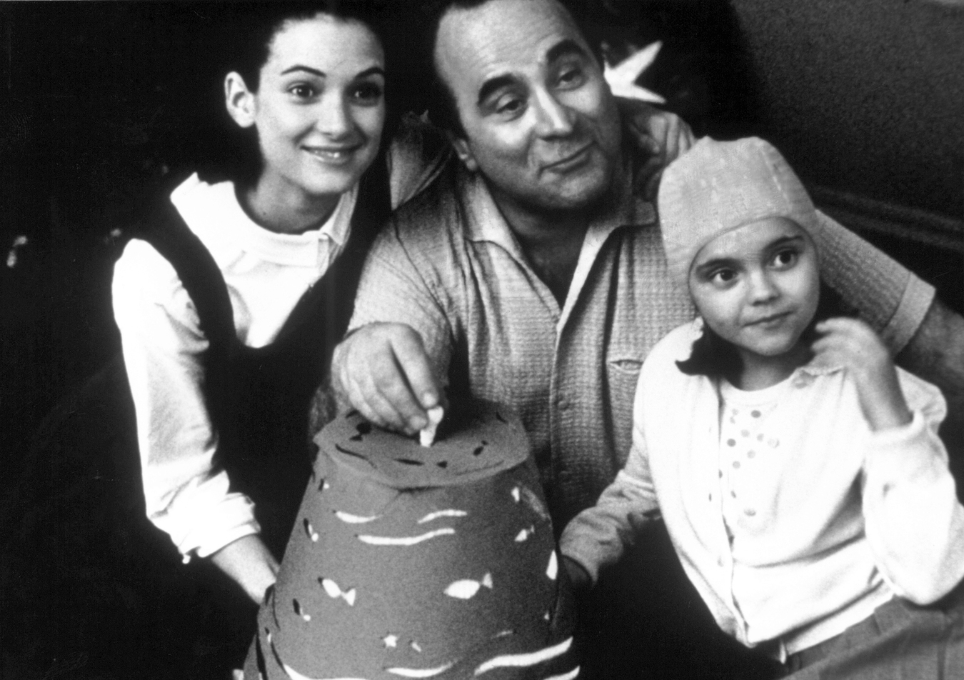 Bob Hoskins z Christiną Ricci i Winoną Ryder w filmie