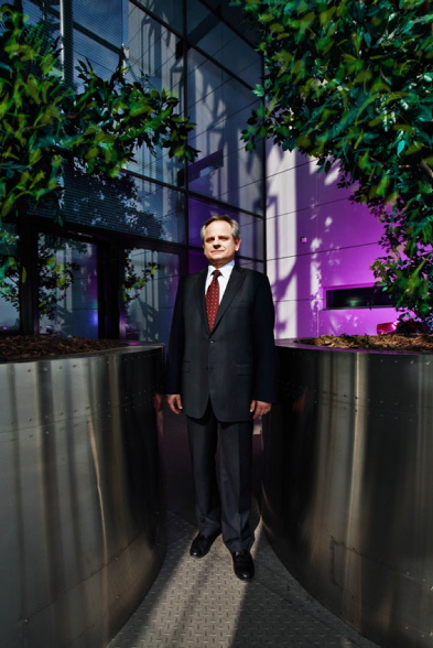 KRZYSZTOF KALICKI, PREZES ZARZĄDU DEUTSCHE BANK POLSKA. W bankowości liczy się mrówcza i rzetelna praca – trochę jak w ministerstwie czy na uczelni – w której jest masa cichych bohaterów, wzorowo rzetelnych ludzi. / Wierzę w ludzi, a koledzy uważają, że jak na bankowca jestem nawet za bardzo naiwny.
Generalnie się jednak nie zawiodłem.