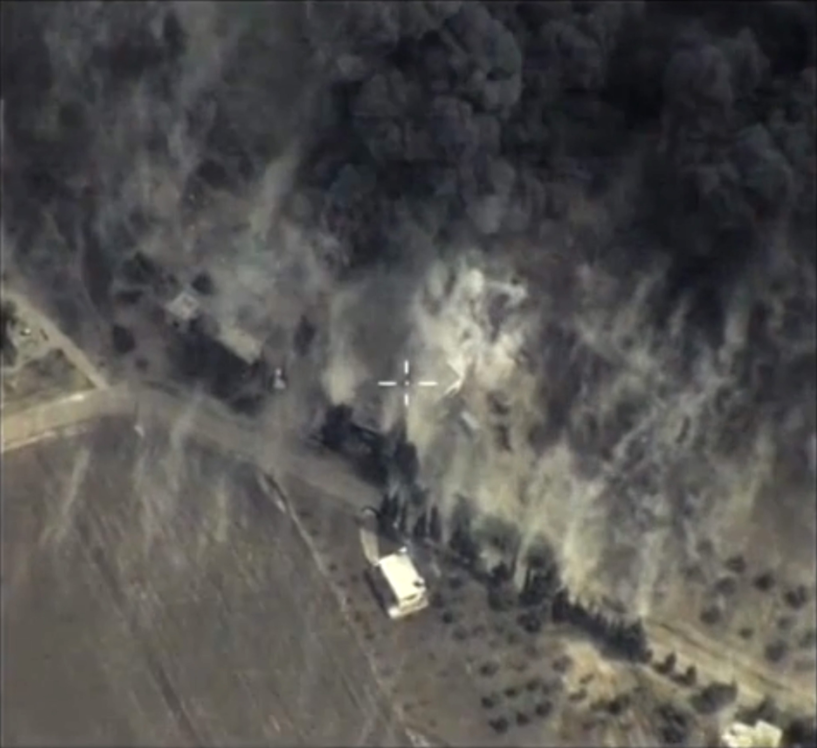 Kadr z filmu nagranego z pokładu rosyjskiego myśliwca, pokazujący bombardowania w Syrii