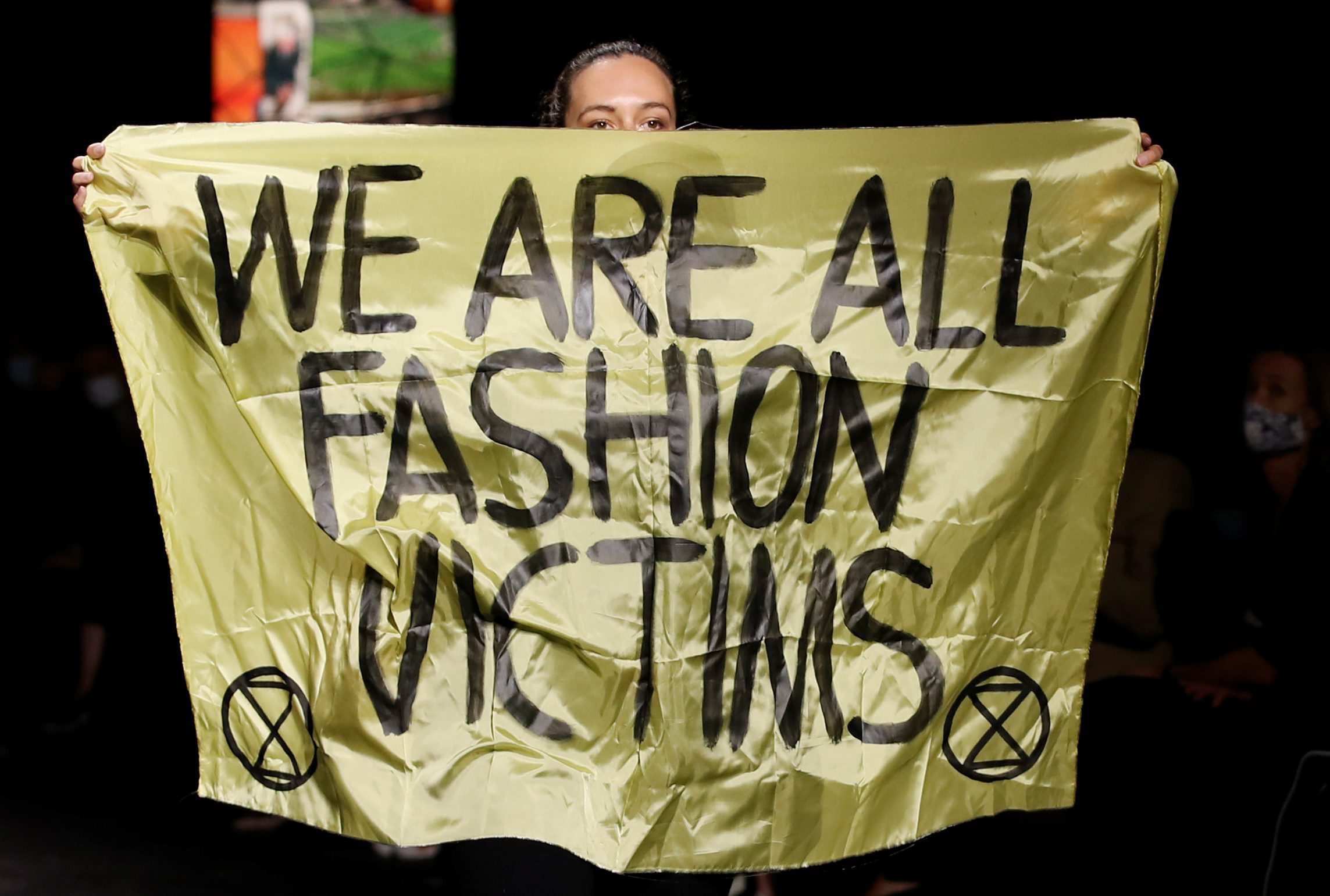 Aktywistka z grupy klimatycznej Extinction Rebellion wdarła się na paryski wybieg Diora.