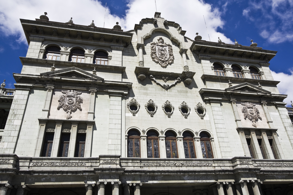 Gwatemala to nie tylko fawele i biedota. To także monumentalne budynki. Na zdjęciu Palacio Nacional (Pałac Narodowy), jeden z symboli miasta