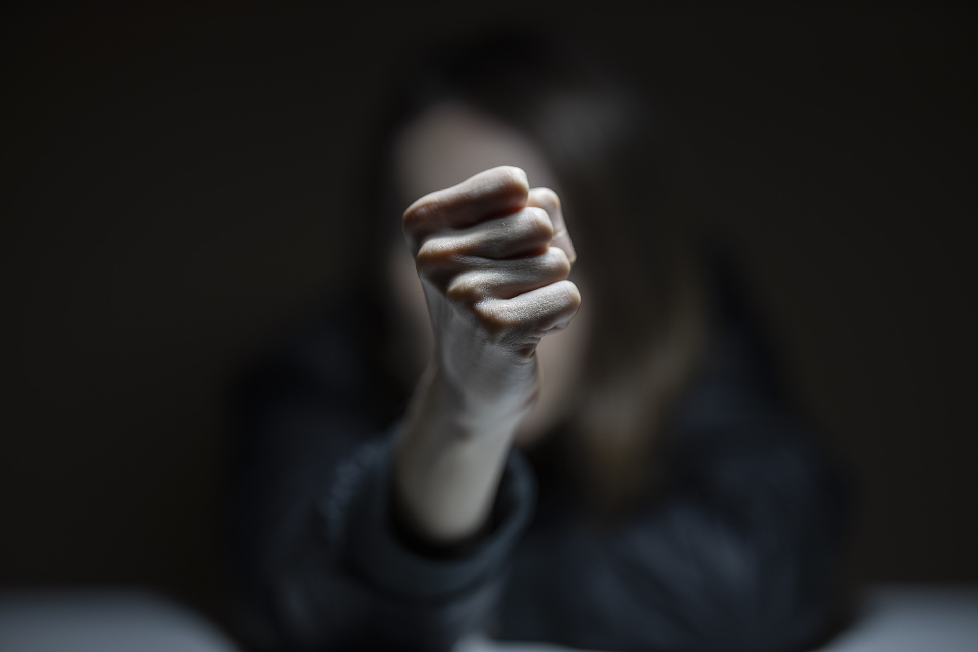 Addig verte a kocsma előtt haragosát, amíg az mozdulni sem birt – videó