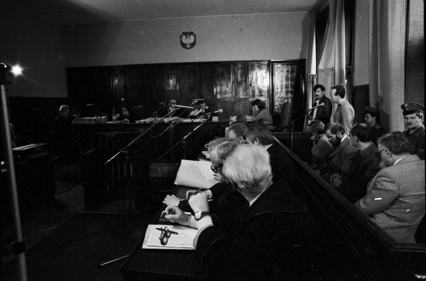 Sala rozpraw podczas procesu w sprawie śmiertelnego pobicia Grzegorza Przemyka, Warszawa, czerwiec 1984 r.