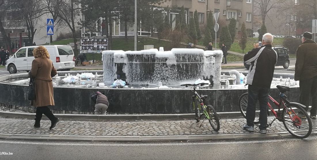 ZIMA POKAZALA ZUBE Fontana u centru Zenice osvanula okovana ledom - Blic